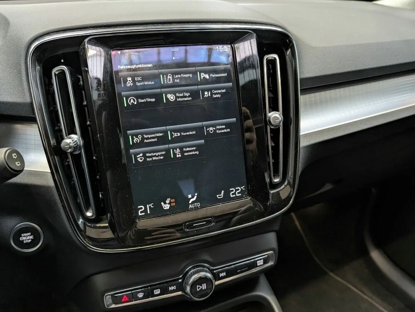 XC 40 T3 Momentum PANO LED NAVI LEDER ACC