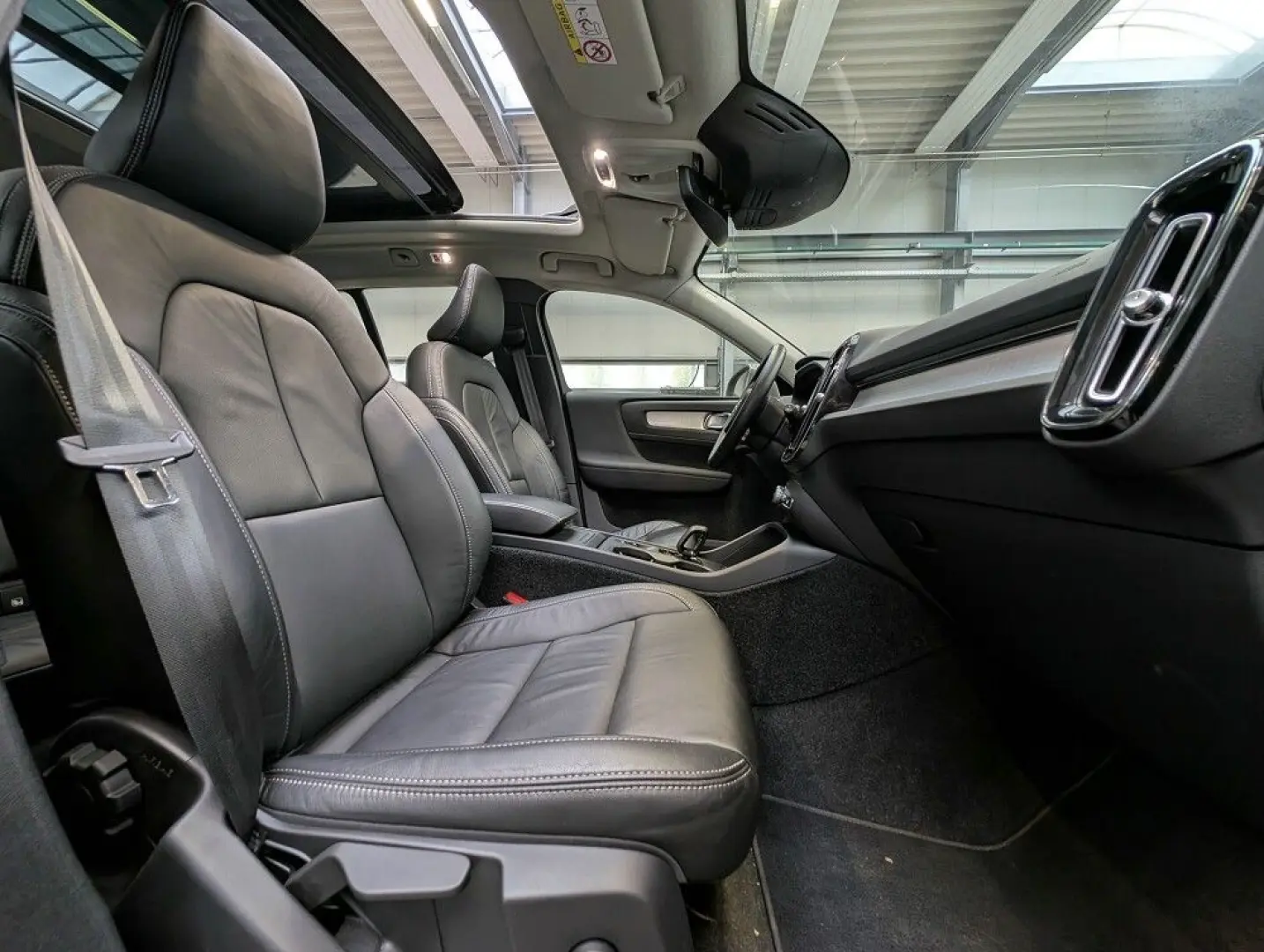 XC 40 T3 Momentum PANO LED NAVI LEDER ACC