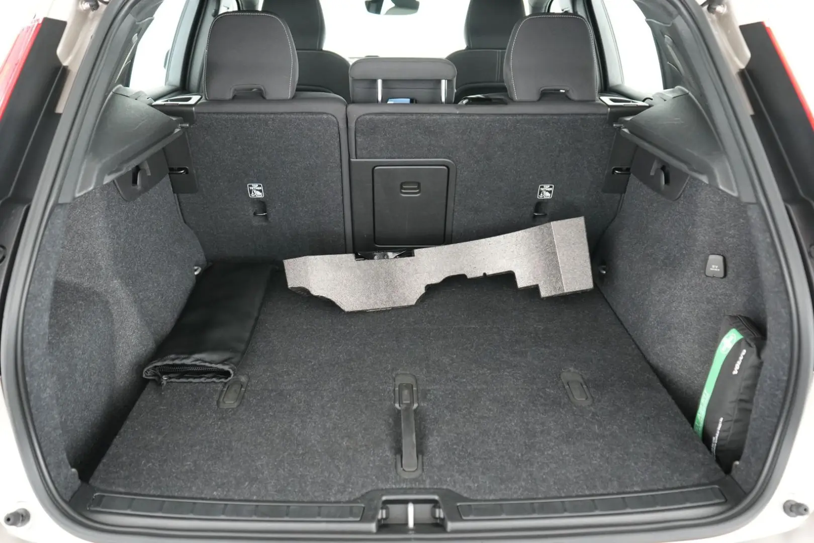 XC40 B3 Plus Dark NAV SHZG PDC RFK el.Sitze 18