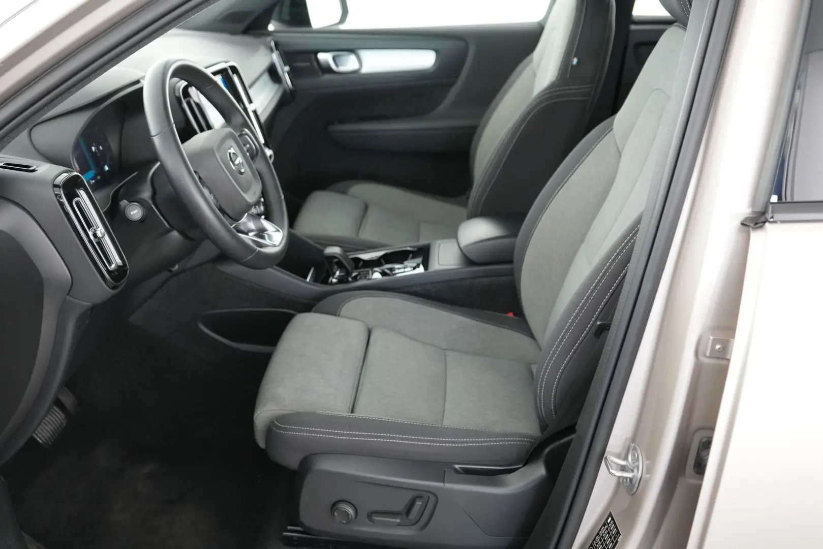 XC40 B3 Plus Dark NAV SHZG PDC RFK el.Sitze 18