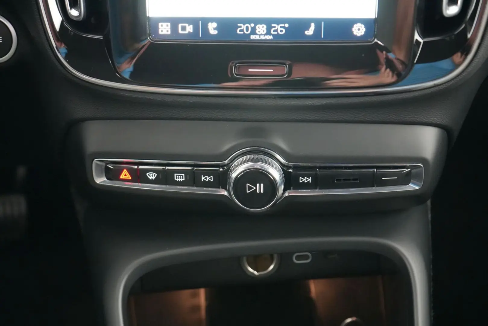 XC40 B3 Plus Dark NAV SHZG PDC RFK el.Sitze 18