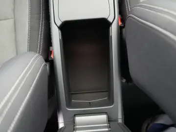 XC40 B3 Plus Dark NAV SHZG PDC RFK el.Sitze 18