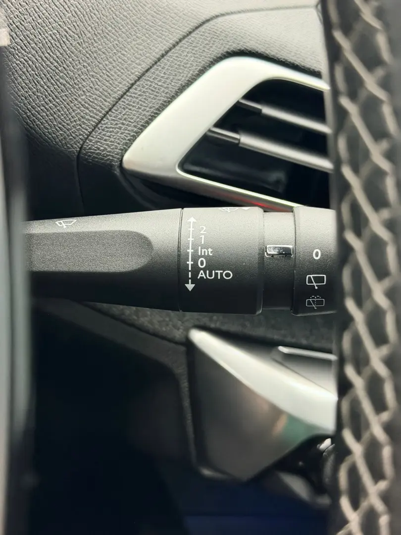 PEUGEOT 3008 2018 1.2I E6