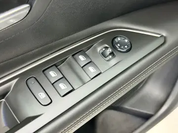 PEUGEOT 3008 2018 1.2I E6