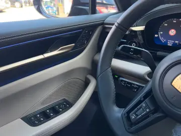 Macan Electric 4 HUD KLIMASITZE PANO MATRIX BOSE