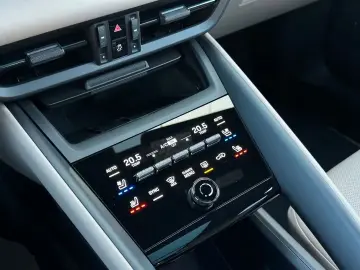 Macan Electric 4 HUD KLIMASITZE PANO MATRIX BOSE