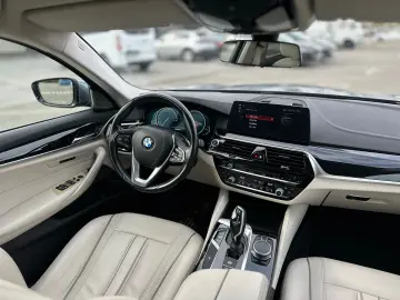 BMW Seria 5 540i xDrive AT