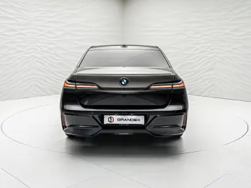 BMW 740d xDrive   2 culori