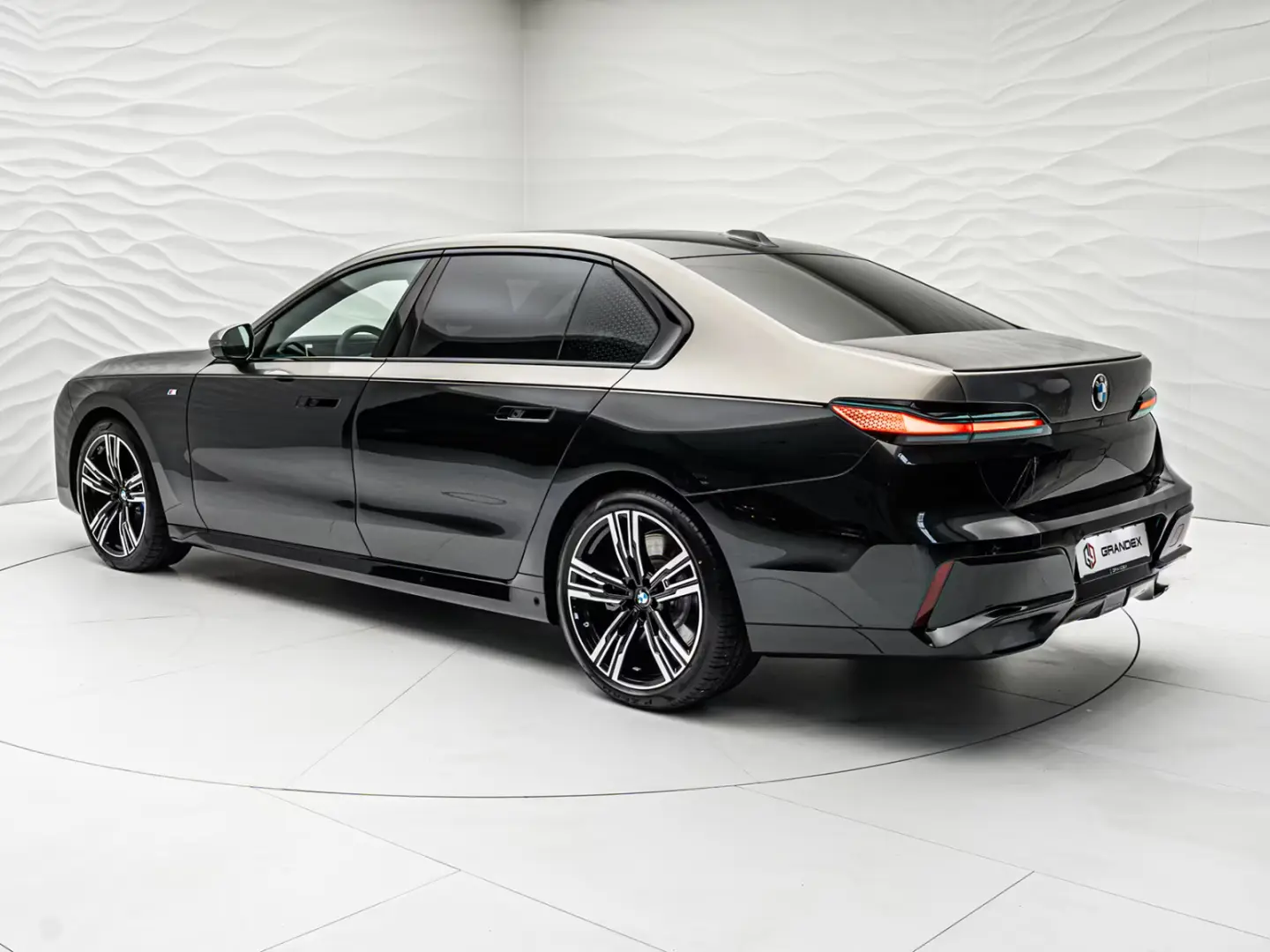 BMW 740d xDrive   2 culori