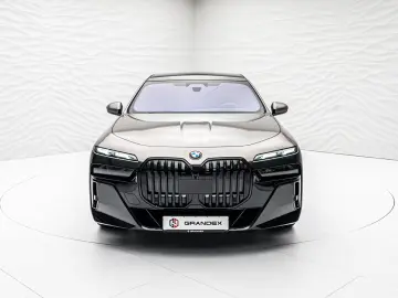 BMW 740d xDrive   2 culori