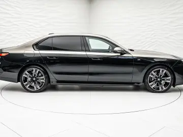 BMW 740d xDrive   2 culori