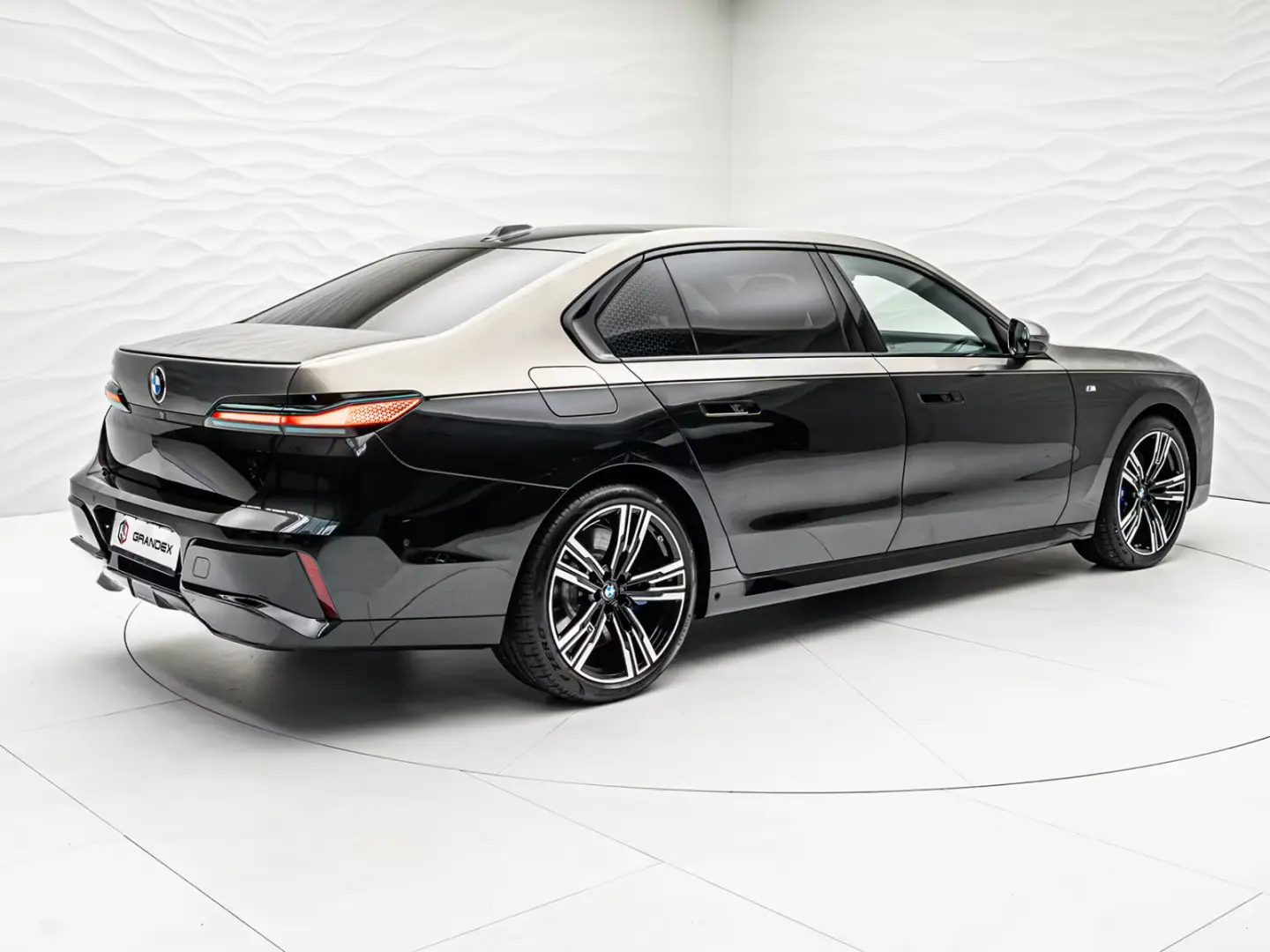 BMW 740d xDrive   2 culori