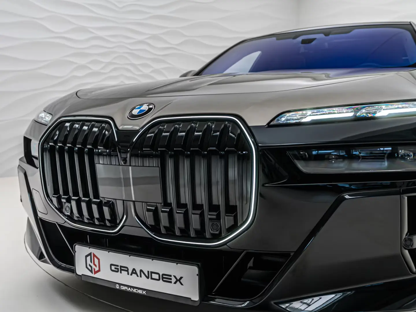 BMW 740d xDrive   2 culori
