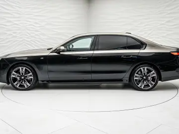 BMW 740d xDrive   2 culori