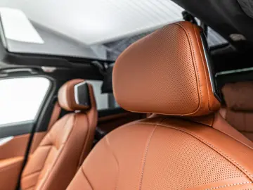 BMW 740d xDrive   2 culori