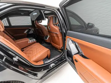 BMW 740d xDrive   2 culori
