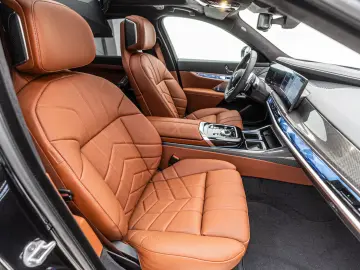 BMW 740d xDrive   2 culori