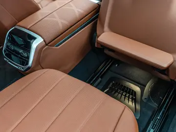 BMW 740d xDrive   2 culori