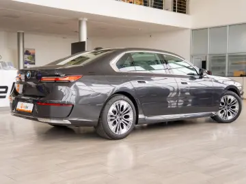 BMW Seria 7 740d xDrive Sportautomatic