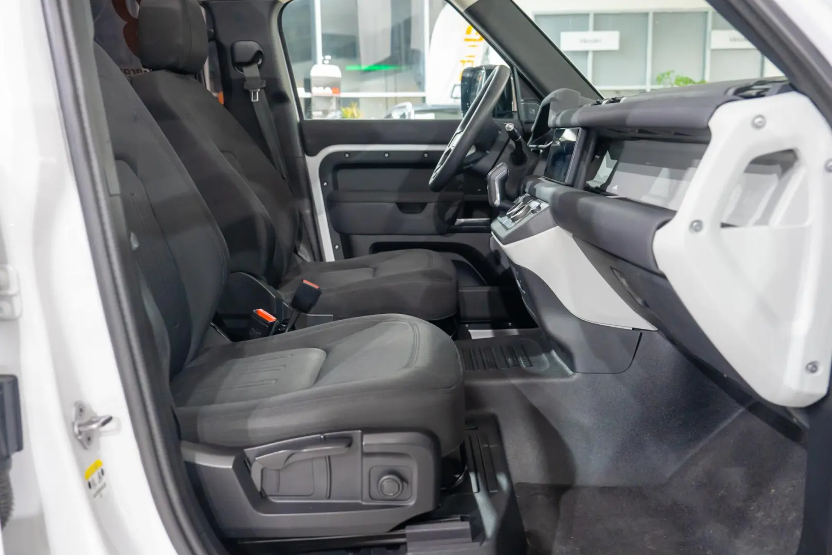 Land Rover Defender D300 3.0d 4x4 MHEV -  Hard Top