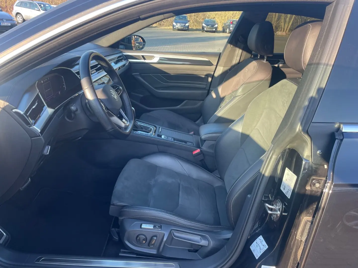 Arteon 2.0TDI R-Line PANO VIRTUAL CAM KEYLESS