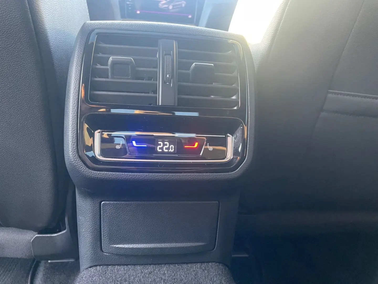 Arteon 2.0TDI R-Line PANO VIRTUAL CAM KEYLESS