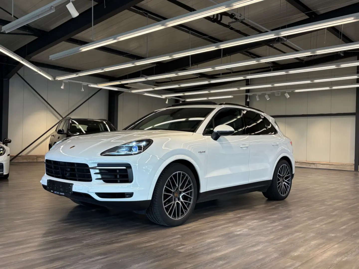 Cayenne E-Hybr Matrix Pano Luft AHK Surround Vie