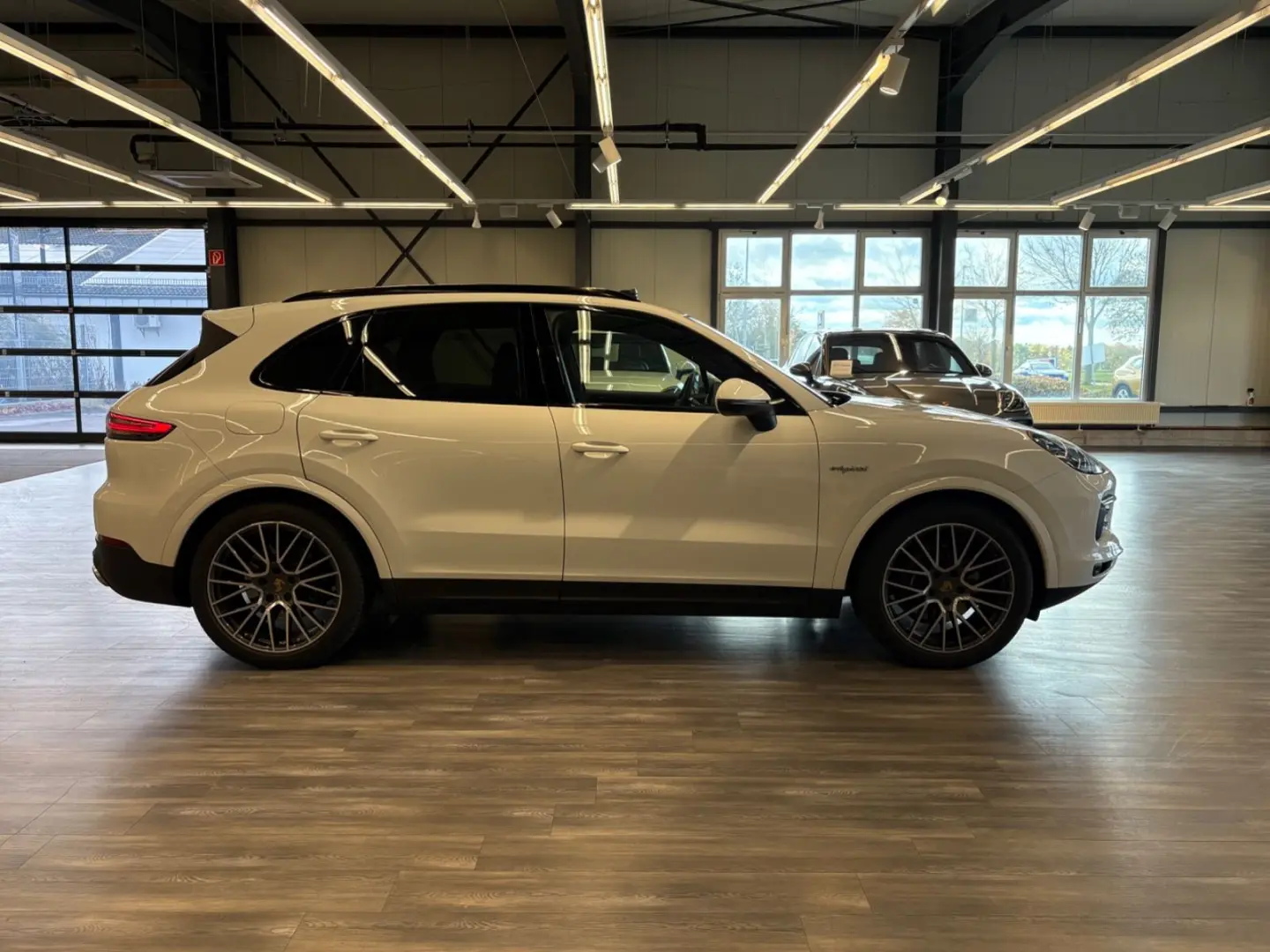 Cayenne E-Hybr Matrix Pano Luft AHK Surround Vie