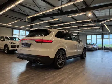 Cayenne E-Hybr Matrix Pano Luft AHK Surround Vie