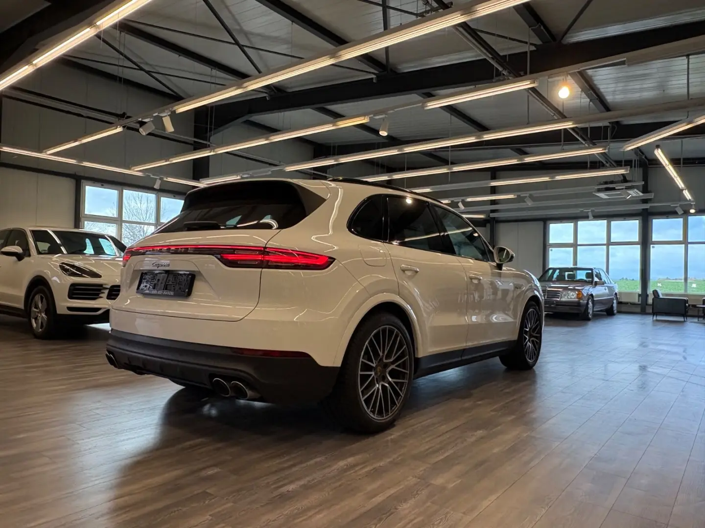 Cayenne E-Hybr Matrix Pano Luft AHK Surround Vie