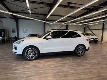 Cayenne E-Hybr Matrix Pano Luft AHK Surround Vie