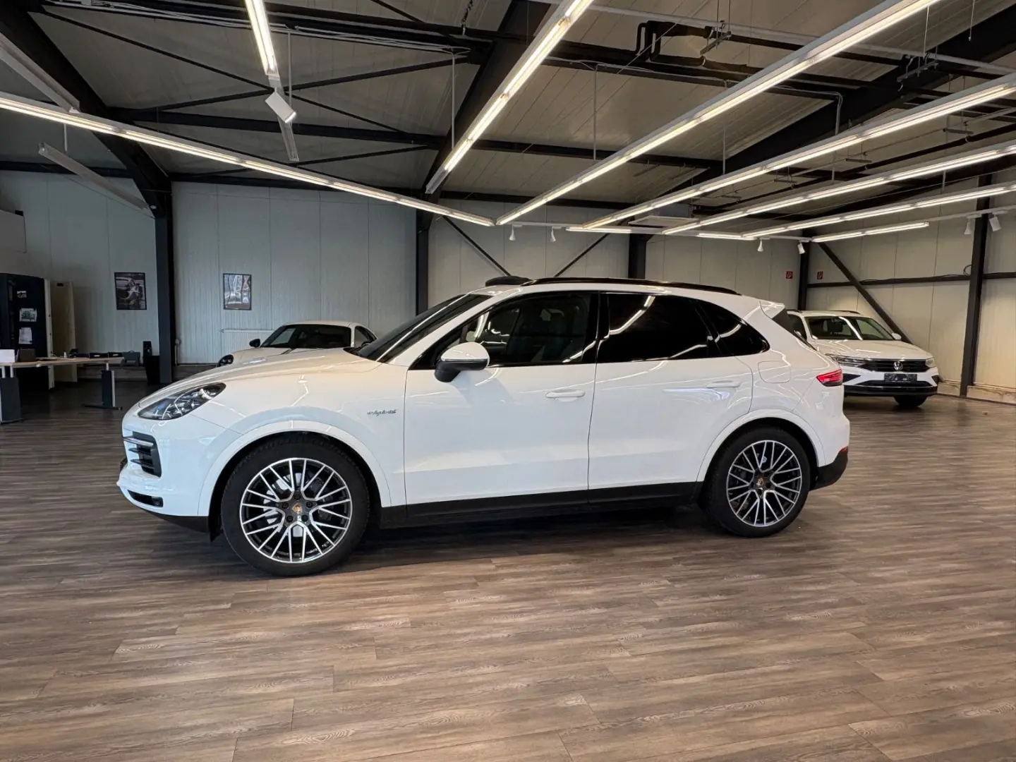 Cayenne E-Hybr Matrix Pano Luft AHK Surround Vie