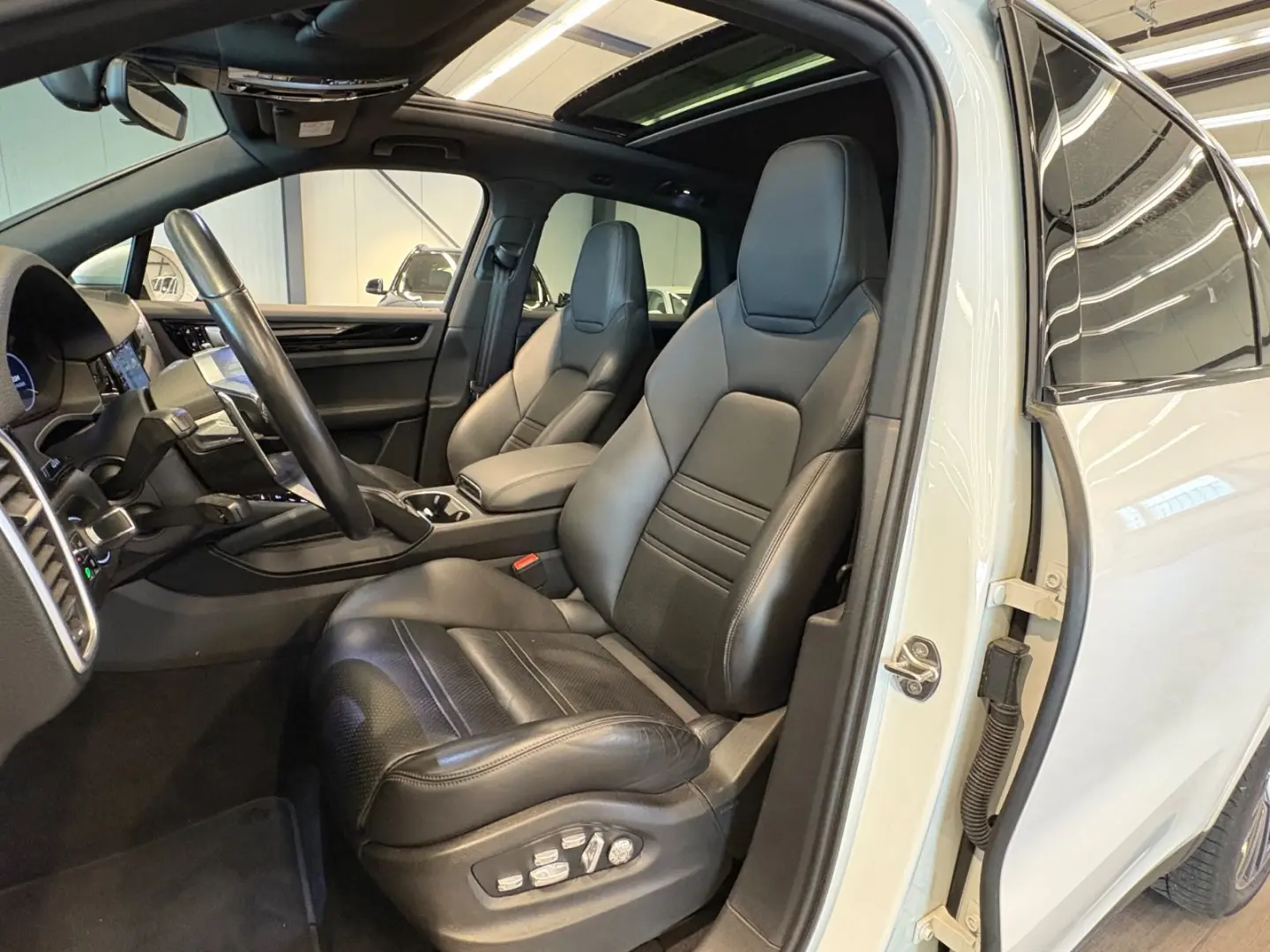 Cayenne E-Hybr Matrix Pano Luft AHK Surround Vie
