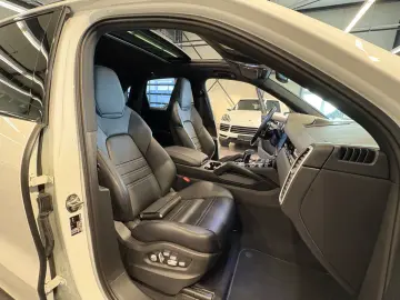 Cayenne E-Hybr Matrix Pano Luft AHK Surround Vie