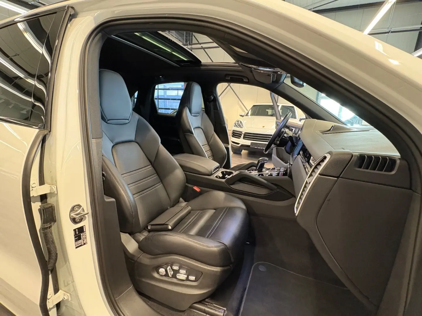 Cayenne E-Hybr Matrix Pano Luft AHK Surround Vie