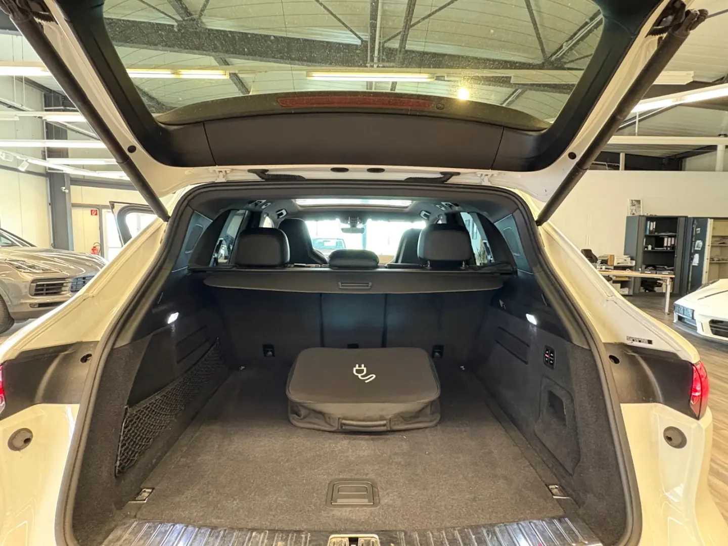 Cayenne E-Hybr Matrix Pano Luft AHK Surround Vie