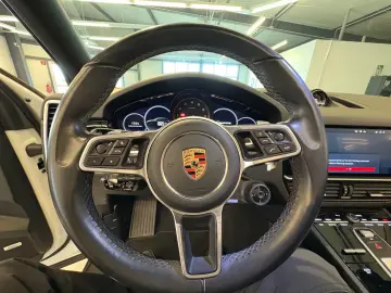 Cayenne E-Hybr Matrix Pano Luft AHK Surround Vie