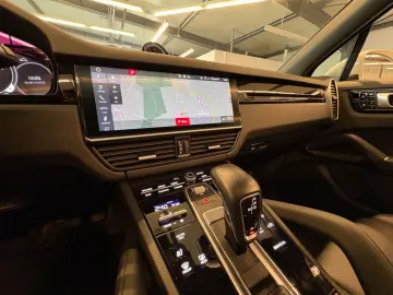 Cayenne E-Hybr Matrix Pano Luft AHK Surround Vie