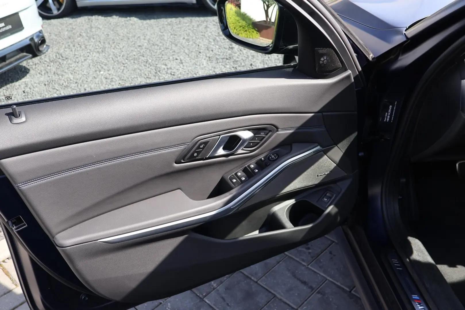 320 d xDrive M Sport -INDIVIDUAL-Pano-Standhzg.