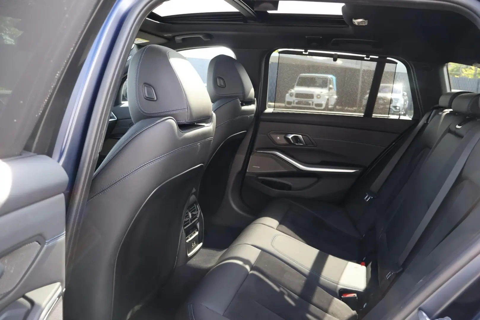 320 d xDrive M Sport -INDIVIDUAL-Pano-Standhzg.