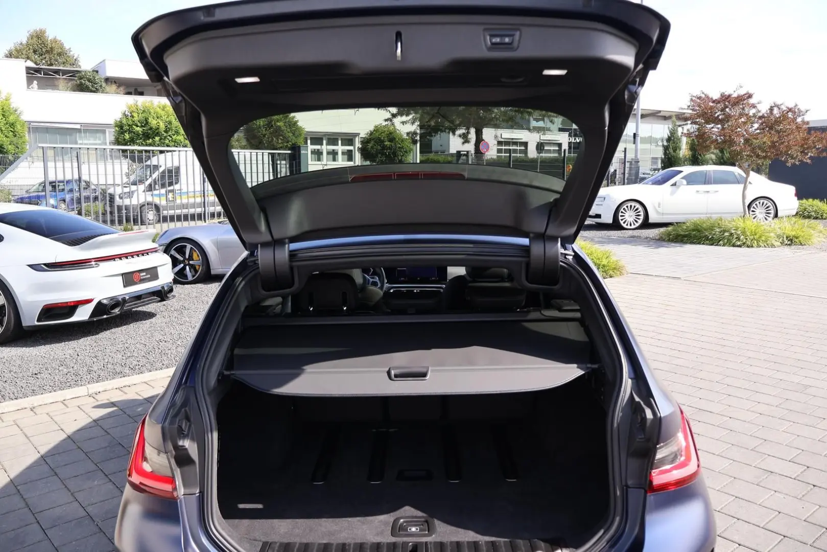 320 d xDrive M Sport -INDIVIDUAL-Pano-Standhzg.