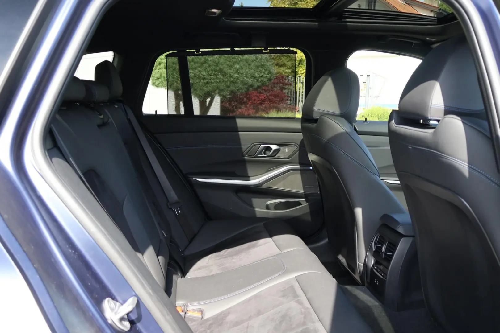 320 d xDrive M Sport -INDIVIDUAL-Pano-Standhzg.
