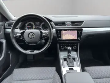 Superb Lim. Ambition iV NAVI APPLECAR