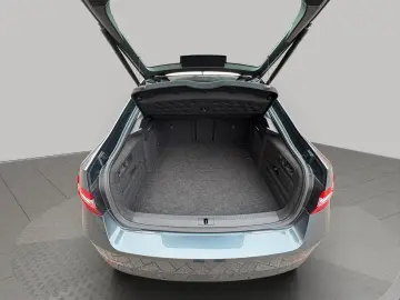 Superb Lim. Ambition iV NAVI APPLECAR