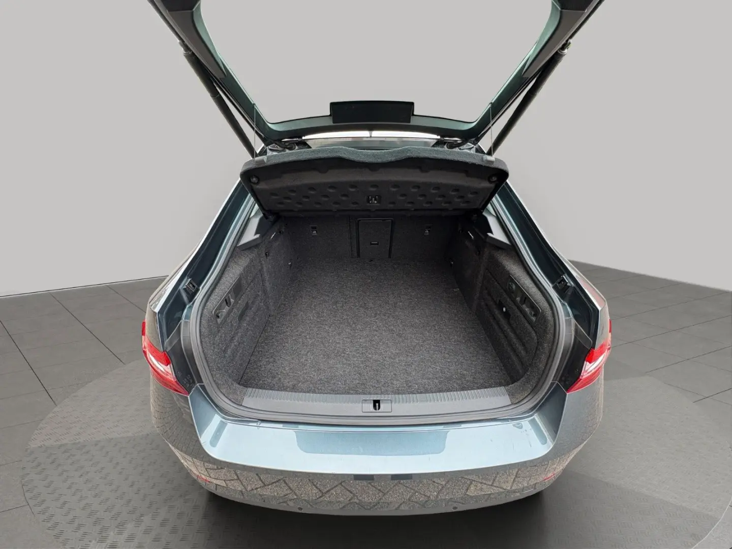 Superb Lim. Ambition iV NAVI APPLECAR