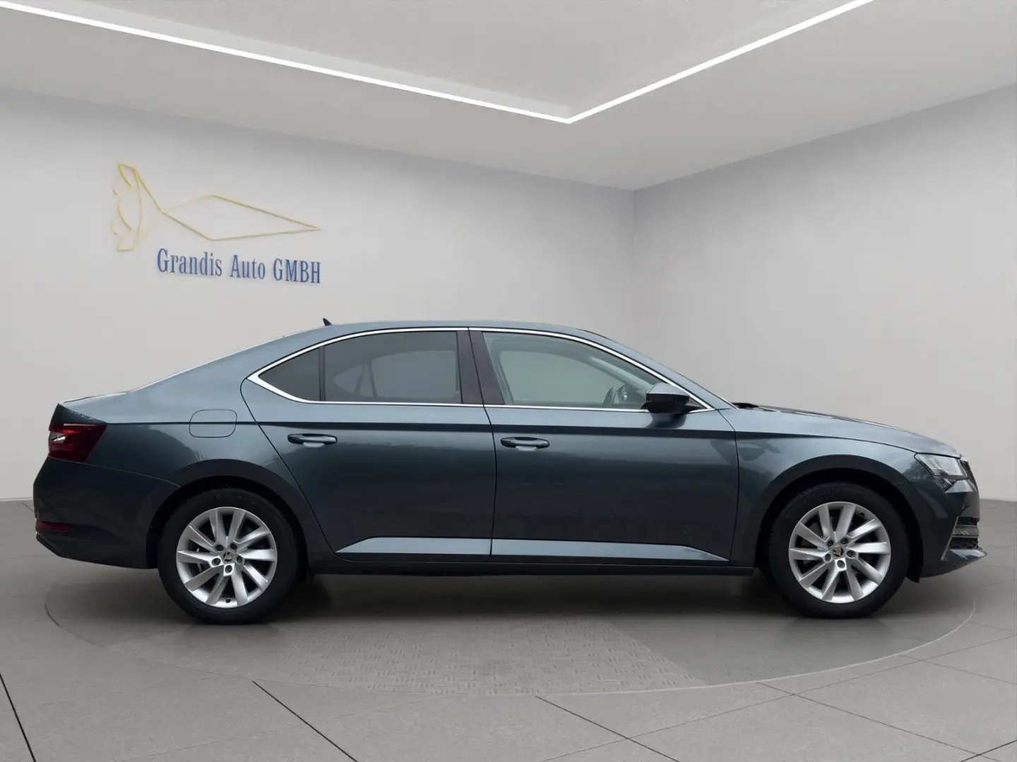 Superb Lim. Ambition iV NAVI APPLECAR