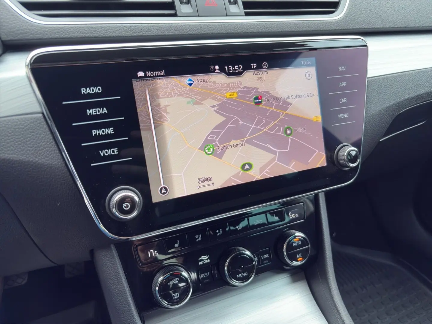 Superb Lim. Ambition iV NAVI APPLECAR