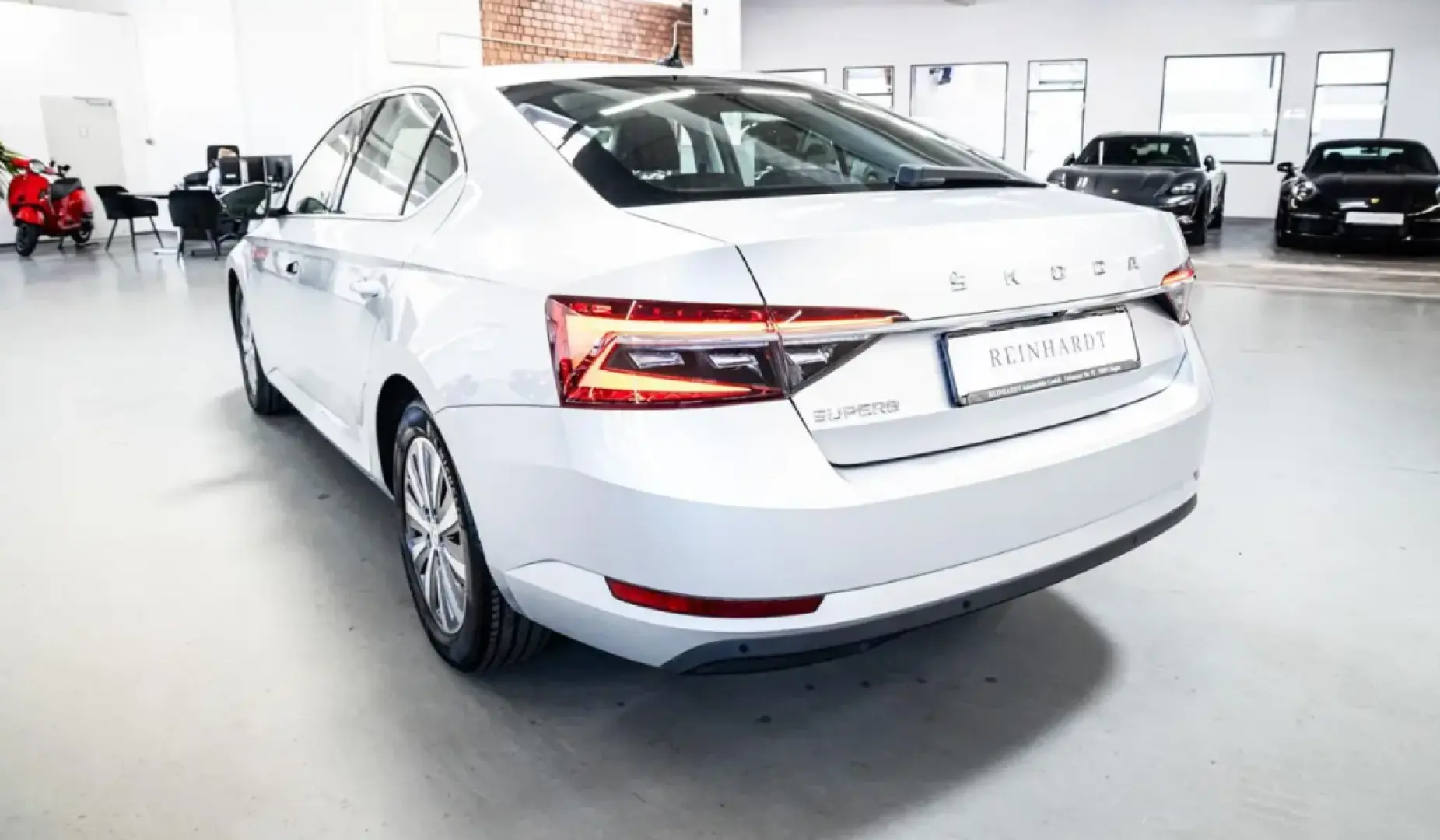 SUPERB LIMOUSINE 2.0TDi STYLE ACC CANTON DCC LED