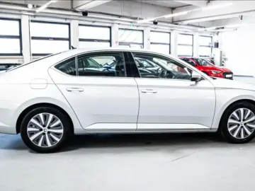 SUPERB LIMOUSINE 2.0TDi STYLE ACC CANTON DCC LED