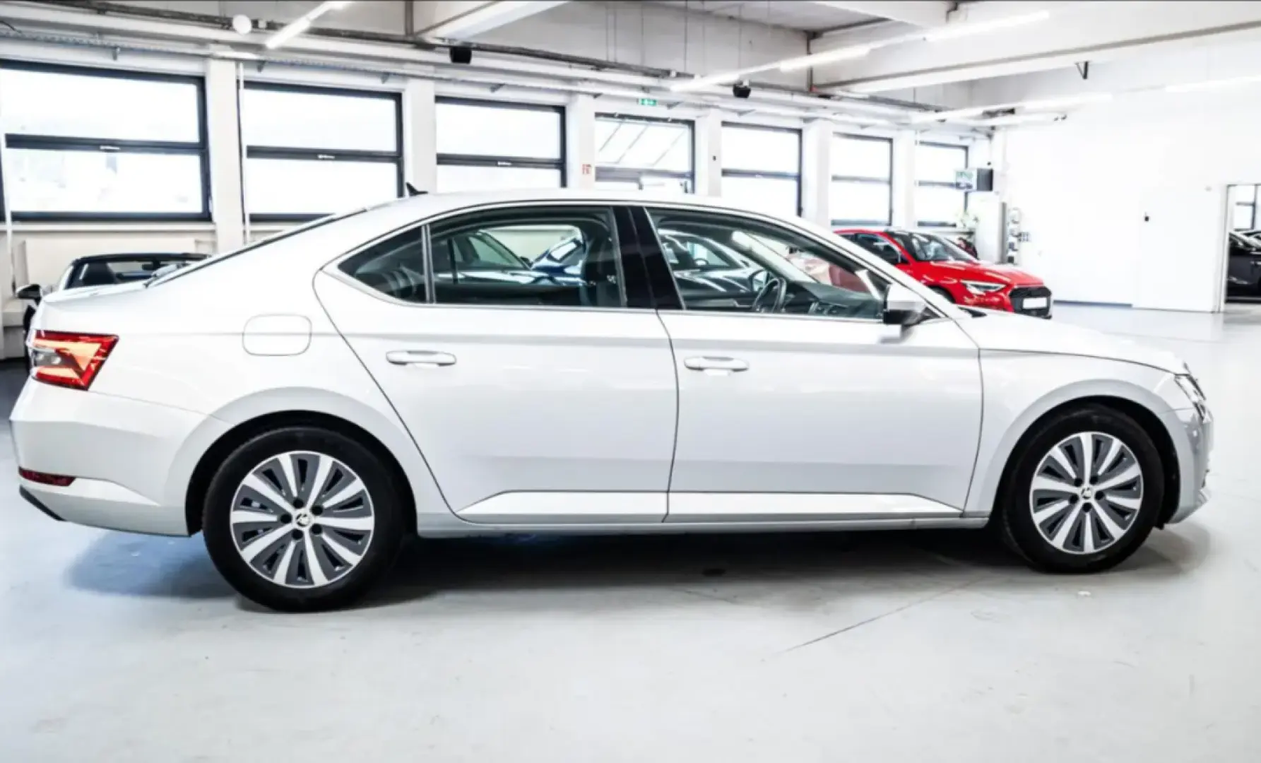 SUPERB LIMOUSINE 2.0TDi STYLE ACC CANTON DCC LED